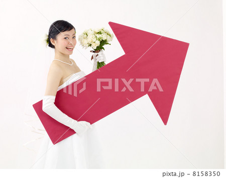 矢印を持つ新婦 8158350