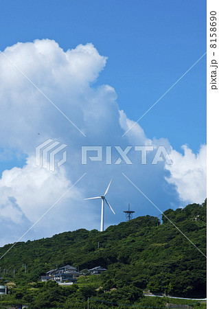 雲と風力発電機 8158690