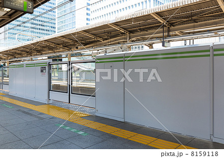 駅のホームドア 8159118