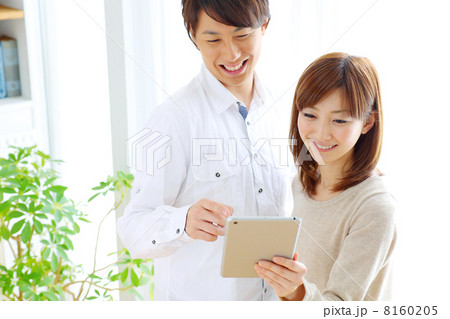 タブレットPCを使う男女 タブレットPCを使う男女 8160205