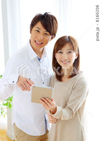 タブレットPCを使う男女 タブレットPCを使う男女 8160206