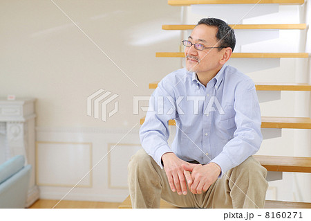 階段に座るシニア男性 8160271