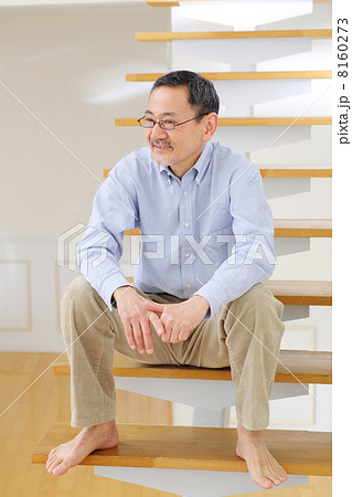 階段に座るシニア男性 8160273