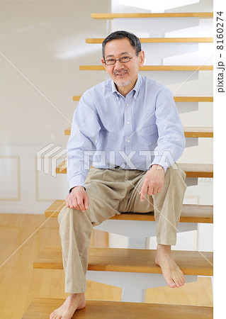 階段に座るシニア男性 8160274