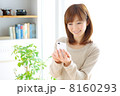 スマートフォンを持つ女性 8160293