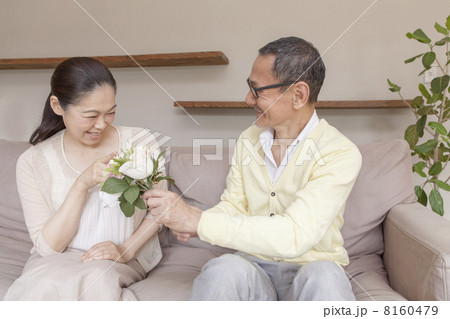 花束とシニア 8160479