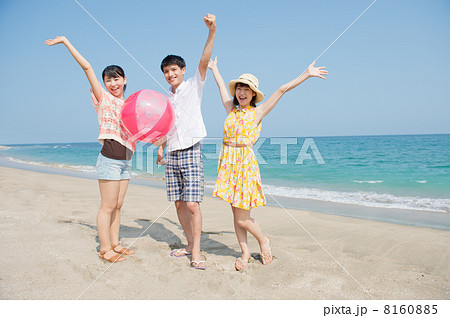 海で遊ぶ若い男女の写真素材