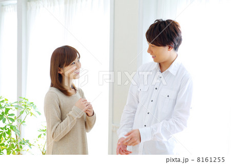 話し合う男女 8161255