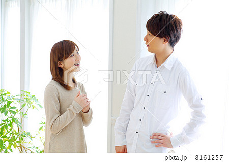 話し合う男女 話し合う男女 8161257
