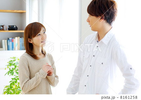話し合う男女 話し合う男女 8161258