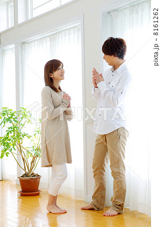 話し合う男女 8161262