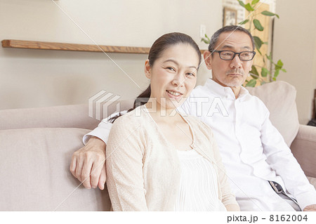 ソファーに座る男女 8162004
