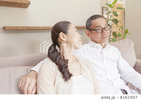 ソファーに座る男女 8162007