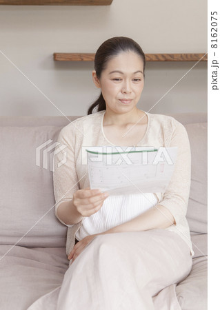 離婚届を持つ女性 離婚届を持つ女性 8162075