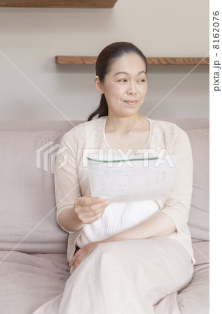 離婚届を持つ女性 離婚届を持つ女性 8162076