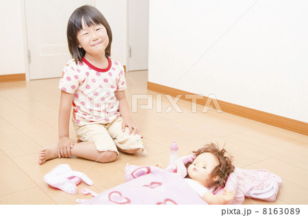 お人形で遊ぶ女の子 お人形で遊ぶ女の子 8163089