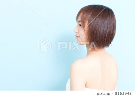 バスタオル姿の女性 バスタオル姿の女性 8163948
