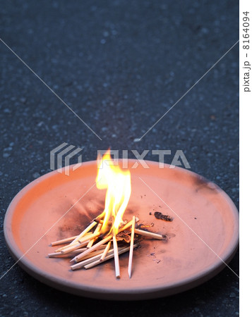 お盆の迎え火・送り火 8164094