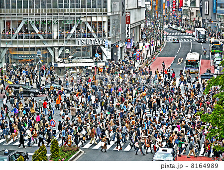 渋谷スクランブル交差点の人混み 東京都渋谷区 の写真素材