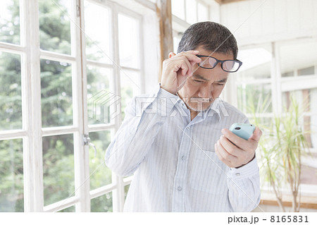 シニア男性 老眼 スマホ シニア男性 老眼 スマホ 8165831