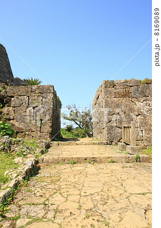 4月沖縄　中城城・正門跡 8169089