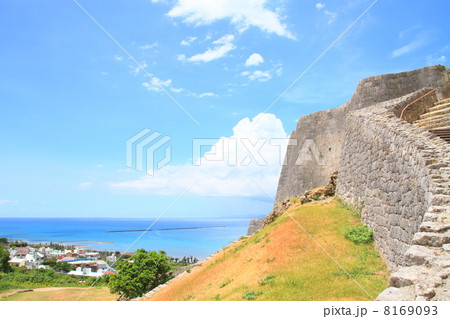 8月沖縄　勝連城・三の郭城壁と勝連湾 8169093