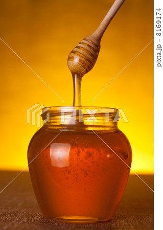 Honey jar with wooden dipper Honey jar with wooden dipper 8169174