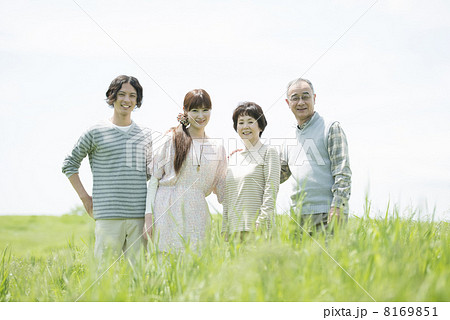 草原で微笑む家族 草原で微笑む家族 8169851