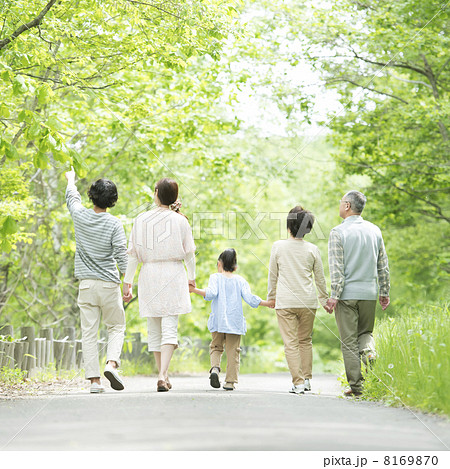 新緑の中で手をつなぐ3世代家族の後姿 新緑の中で手をつなぐ3世代家族の後姿 8169870