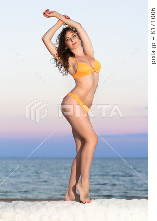 Young leggy brunette 8171006