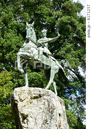 高杉晋作挙兵像(功山寺/山口県下関市長府川端) 高杉晋作挙兵像(功山寺/山口県下関市長府川端) 8171257