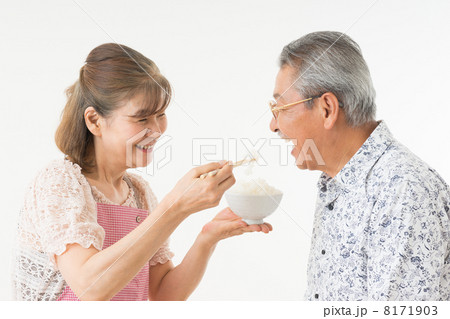 シニアの夫婦（ごはん） 8171903
