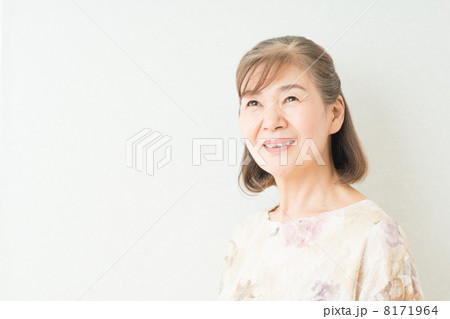 シニアの女性 8171964