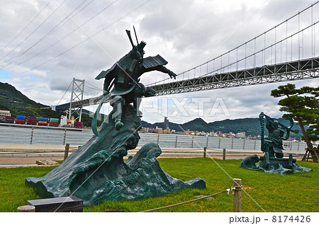 「源義経と平知盛」の像（みもすそ川公園／山口県下関市みもすそ川町） 8174426
