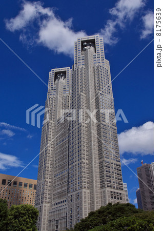 東京都庁と青空 東京都庁と青空 8175639
