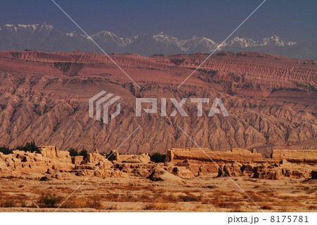 高昌故城と天山山脈(中国新疆ウイグル自治区トルファン) 高昌故城と天山山脈(中国新疆ウイグル自治区トルファン) 8175781