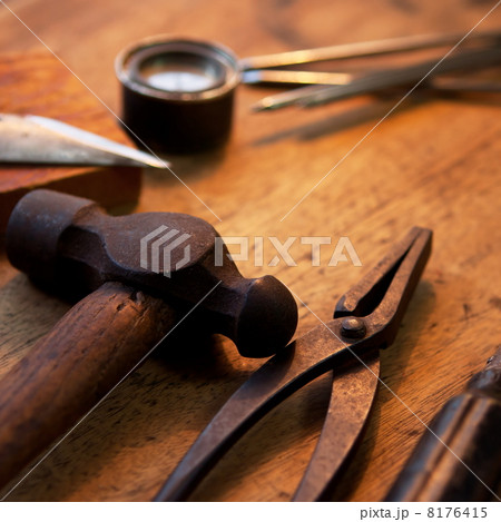 使い込まれた作業台の上の工具 8176415