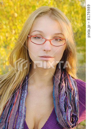 Autumn girl portrait 8176989