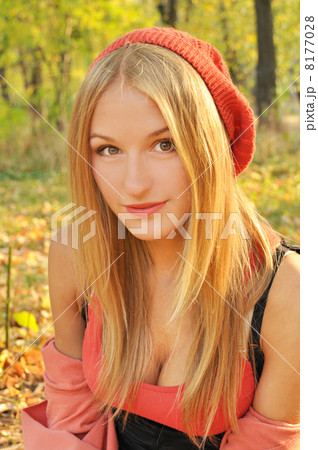 Autumn girl portrait Autumn girl portrait 8177028