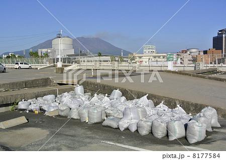 鹿児島市　袋に集められた桜島の火山灰 8177584