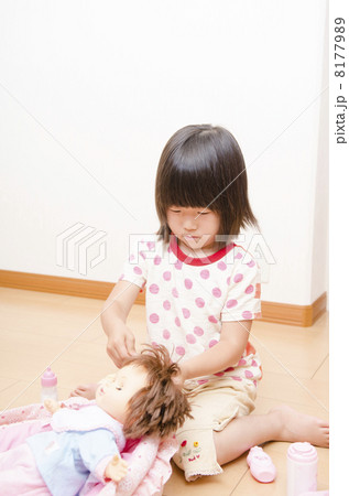 お人形で遊ぶ女の子 お人形で遊ぶ女の子 8177989