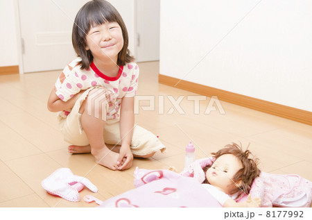 お人形で遊ぶ女の子 お人形で遊ぶ女の子 8177992