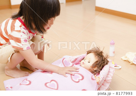 お人形で遊ぶ女の子 お人形で遊ぶ女の子 8177993
