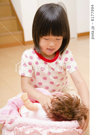 お人形で遊ぶ女の子 お人形で遊ぶ女の子 8177994