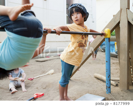 保育園で遊ぶ女の子 8177999
