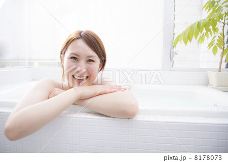 入浴する若い女性 8178073