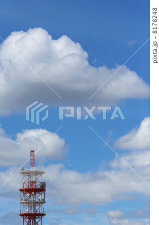 電波塔と青空 8178248