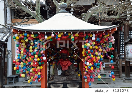 雪の八坂庚申堂、お地蔵様 8181078