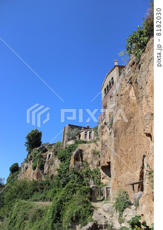 天空の町　チビタ町並み 8182030