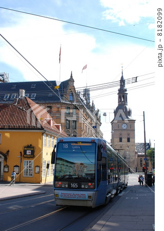 オスロ大聖堂とトラムの風景 8182099